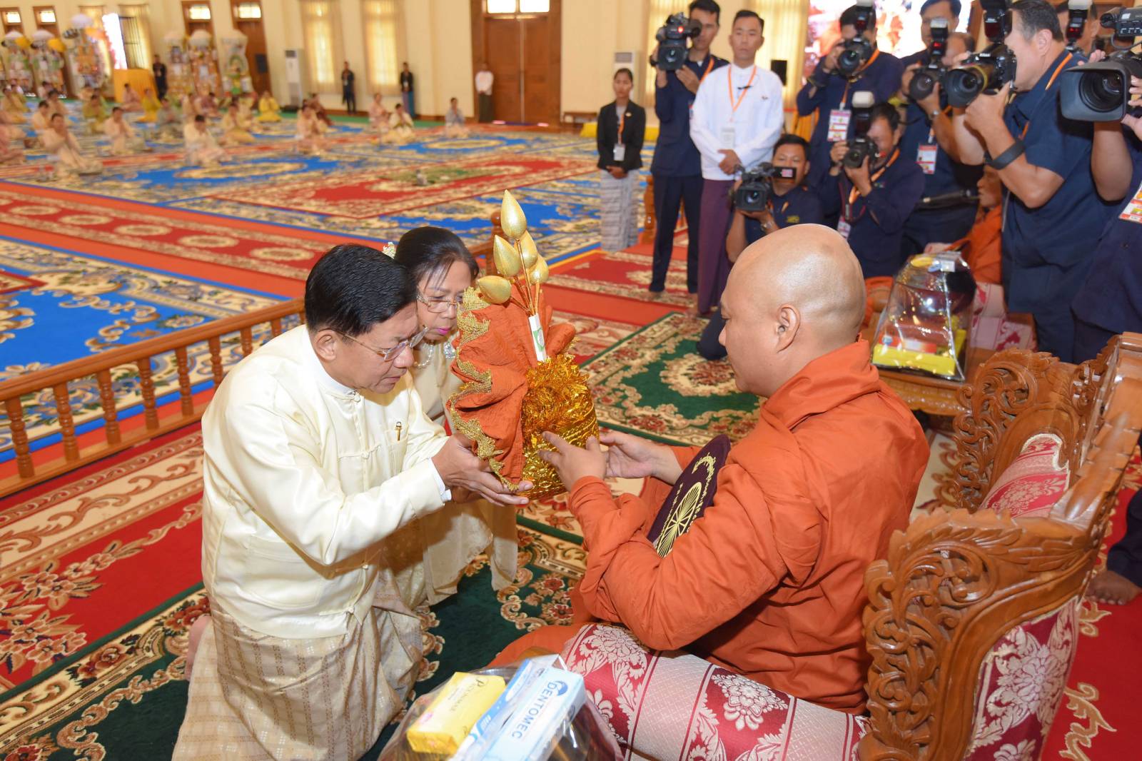 ကထိန်လျာသင်္ကန်းနှင့် လှူဖွယ်ပစ္စည်းများ ဆက်ကပ်